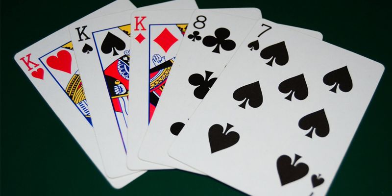 Three of a Kind được xếp vào vị trí thứ 7 trên bảng xếp hạng bài trong Poker mạnh