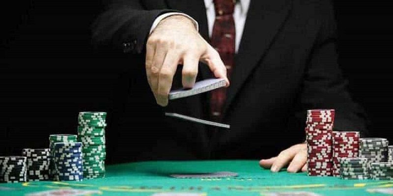 Vai trò và trách nhiệm của người chia bài Poker trong casino