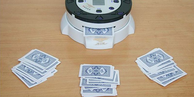 Máy xào bài cầm tay dành cho anh em chơi Poker tại nhà